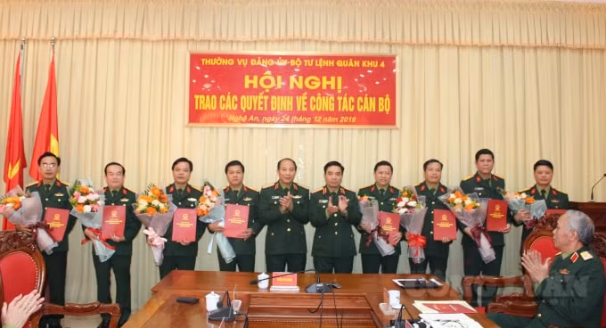 Trao Quyết định bổ nhiệm.