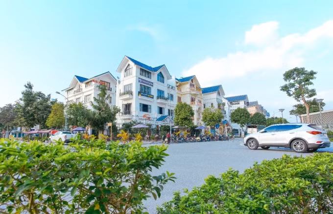 Hàng quán tại Khu đô thị Dương Nội nhộn nhịp khách ra vào.