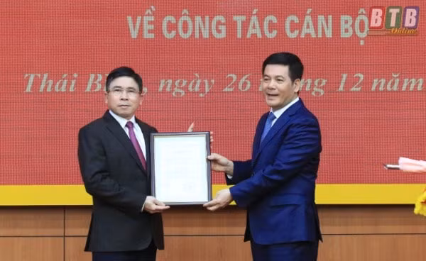 Bí thư Tỉnh ủy, Chủ tịch HĐND tỉnh Thái Bình Nguyễn Hồng Diên trao quyết định và chúc mừng ông Phạm Văn Tuân