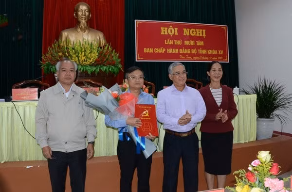 Thường trực Tỉnh ủy Kon Tum chúc mừng ông Nguyễn Hữu Thạch