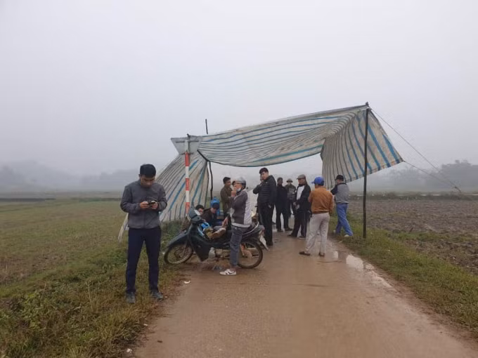 Người dân tiếp tục chặn xe chở rác vào bãi rác Nam Sơn vì cho chưa được đền bù thỏa đáng. Ảnh Hà Long.
