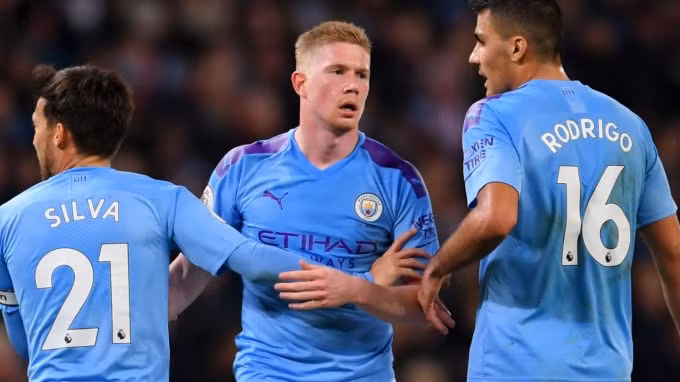 Man City vẫn đang cố gắng bám đuổi. Ảnh: Getty