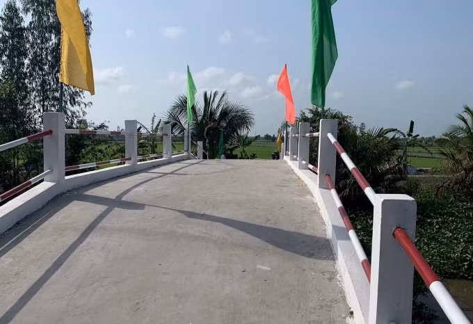 Cây cầu bê tông do tân Hiệp Phát tài trợ có chiều dài 32m, rộng 2.5m