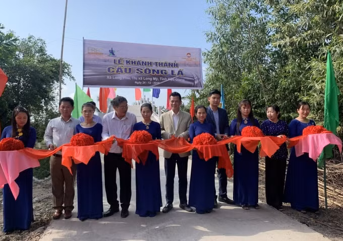 Buổi lễ khánh thành cầu sông Lá sáng ngày 24/12.