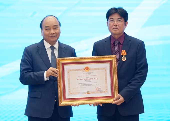 Thủ tướng Nguyễn Xuân Phúc trao Huân chương Độc lập hạng Nhì cho nguyên Phó Chủ nhiệm VPCP Nguyễn Văn Tùng. Ảnh: VGP