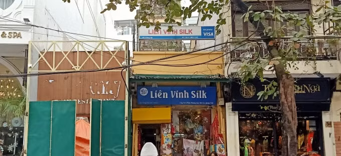 Cơ sở nhà đất mặt phố số 56 Hàng Gai phường Hàng Gai (quận Hoàn Kiếm) có diện tích là 18,03m2 với tổng giá trị là 1,616 tỷ đồng (khoảng 89 triệu đồng/m2).