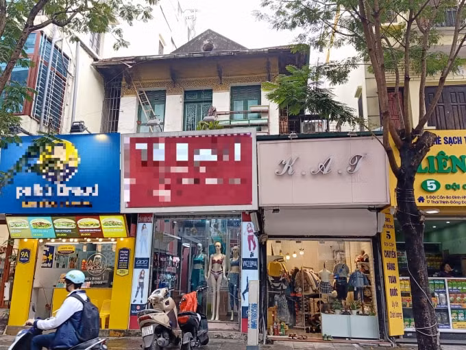 Cơ sở nhà, đất có vị trí lân cận với số 7 Đội Cấn, giá đất ở đây không hề rẻ.