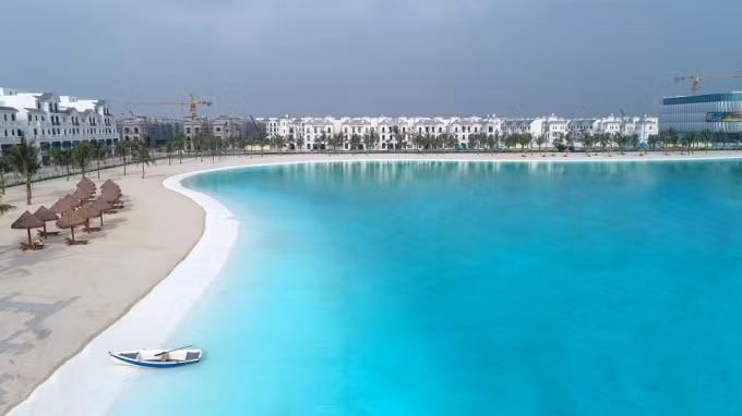 Biển hồ nước mặn Vinhomes Ocean Park được ví như một viên ngọc quý giá giữa lòng thành phố với sắc xanh lam ngọc đặc trưng.