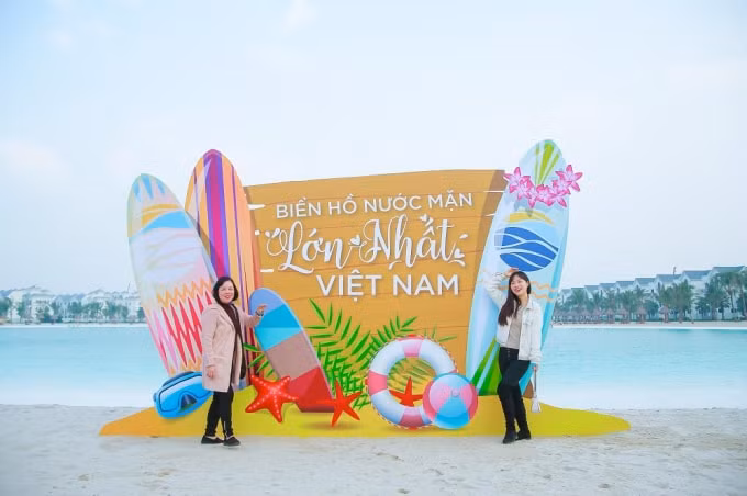 Hàng ngàn khách hàng vô cùng thích thú trước vẻ đẹp ấn tượng của biển hồ nước mặn Vinhomes Ocean Park.