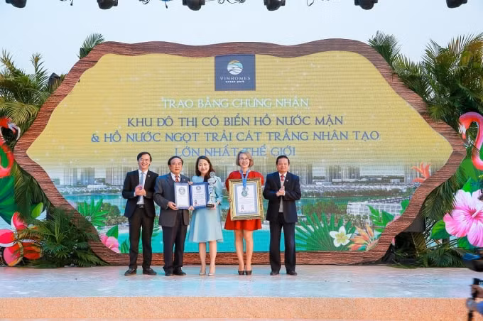Đại diện Tổ chức Kỷ lục thế giới trao các Kỷ lục cho dự án Thành phố biển hồ Vinhomes Ocean Park.
