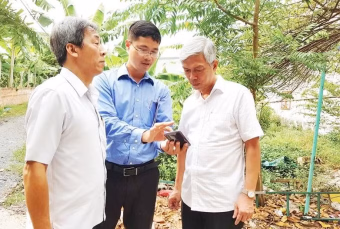 Phó Chủ tịch UBND TP.HCM Võ Văn Hoan (ngoài cùng, bên phải) kiểm tra việc xây dựng không phép tại quận Thủ Đức. Ảnh: Gia Huy