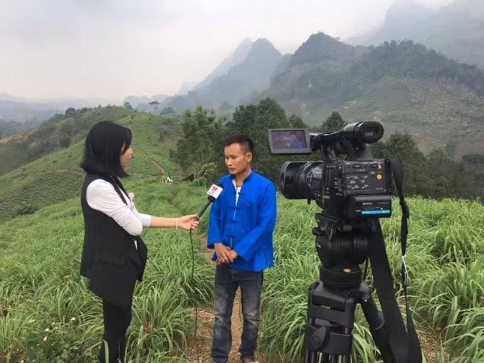 Nhà báo Hương Thu tác nghiệp.