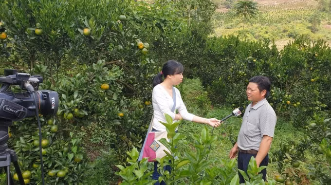 Nhà báo Hương Thu tác nghiệp tại thôn Chúng Chải, thị trấn Mường Khương, Lào Cai.