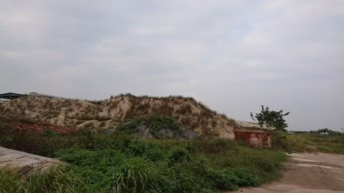 Hàng nghìn mét khối cát đen, cát vàng được tập kết tại khu vực này suốt một thời gian dài.
