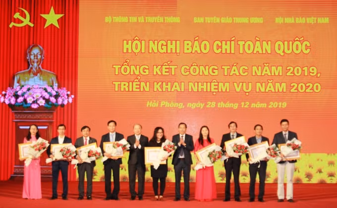 Đồng chí Thuận Hữu – Ủy viên TW Đảng, Tổng Biên tập báo Nhân dân, Phó Trưởng ban Tuyên giáo Trung ương, Chủ tịch Hội Nhà báo Việt Nam tặng bằng khen cho các cơ quan, đơn vị có thành tích trong công tác báo chí năm 2019 (Ảnh: Nguyễn Mạnh)