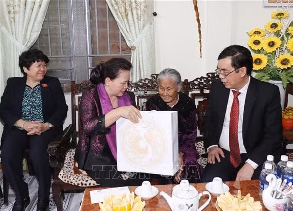 Chủ tịch Quốc hội Nguyễn Thị Kim Ngân thăm và tặng quà Mẹ liệt sĩ Đặng Thị Thứ tại 40 Phố Thạch Hãn, phường 3, thị xã Quảng Trị. Ảnh: TTXVN