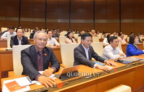 Các đại biểu Quốc hội bấm nút thông qua Bộ Luật Lao động (sửa đổi) năm 2019. Ảnh: Quochoi.vn