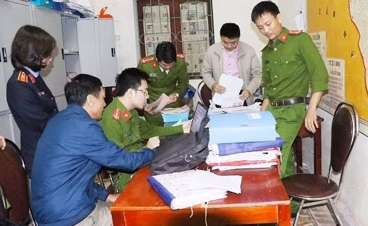 Lực lượng chức năng khám xét nơi làm việc của Nguyễn Văn Bửu. Ảnh CAHT