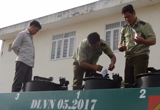 Lực lượng chức năng kiểm tra số hàng hóa vi phạm. (Ảnh: Tổng cục QLTT)