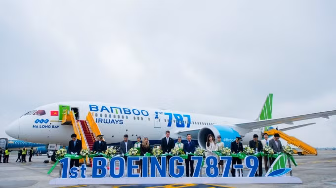 Đại diện Bamboo Airways, Boeing cắt băng chào mừng Bamboo Airways trở thành Hãng hàng không tư nhân đầu tiên tại Việt Nam khai thác máy bay thân rộng.