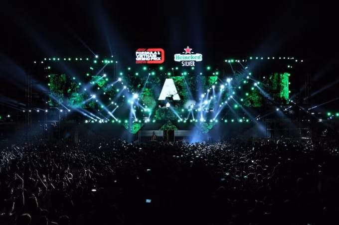 DJ Số 1 Thế giới Armin Van Buuren mang đến những phần trình diễn thăng hoa cho hàng nghìn khán giả có mặt tại sự kiện “Khởi động Formula 1 Việt Nam Grand Prix”