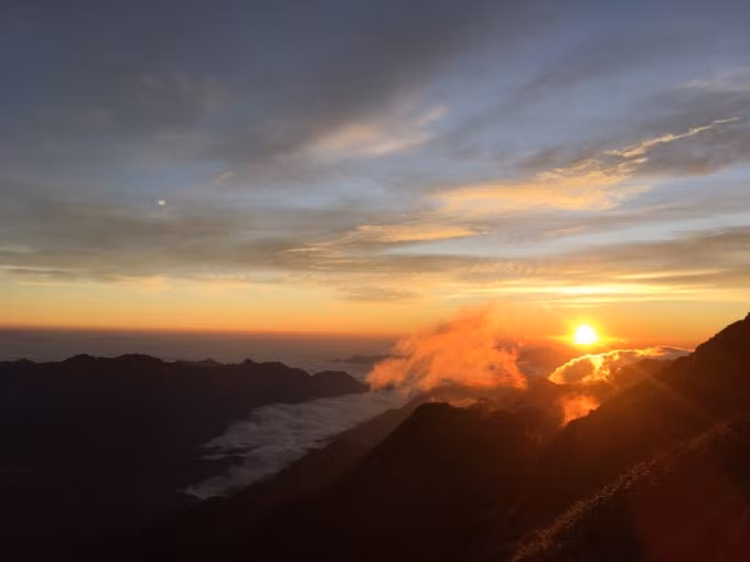 Bình minh trên nóc nhà Đông Dương.