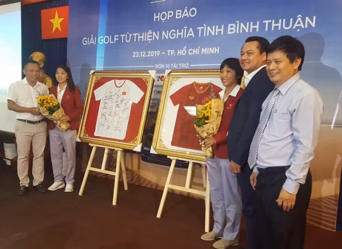 Đội trưởng Huỳnh Như và Huấn luyện viên phó Đoàn Thị Kim Chi (Đội tuyển Bóng đã nữ Việt Nam) bày tỏ lòng biết ơn đối với Ban tổ chức giải golf lần này.