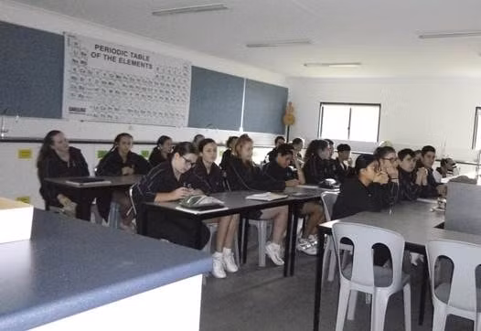 Tham gia học tập cùng học sinh bản xứ giúp cải thiện nhanh về ngôn ngữ tiếng Anh