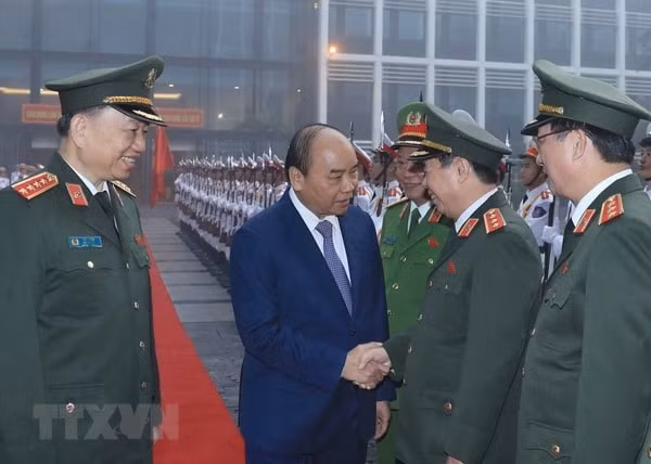 Thủ tướng Nguyễn Xuân Phúc với các cán bộ, sỹ quan cao cấp của lực lượng Công an nhân dân. Ảnh: TTXVN