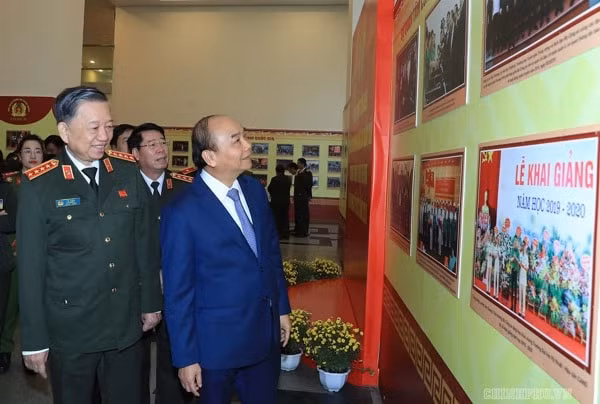 Thủ tướng Nguyễn Xuân Phúc và các đại biểu tham quan trưng bày ảnh tại hội nghị. Ảnh: VGP