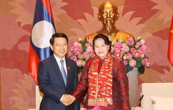 Chủ tịch Quốc hội Nguyễn Thị Kim Ngân tiếp Bộ trưởng Ngoại giao Lào Saleumxay Kommasith. Ảnh: TTXVN