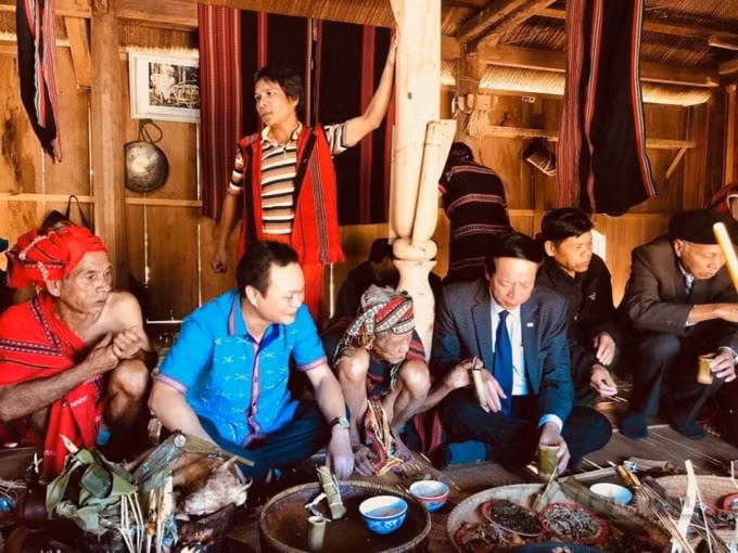 Du khách đến chung vui cùng lễ hội Aza Koonh.