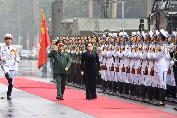 Chủ tịch Quốc hội Nguyễn Thị Kim Ngân duyệt đội danh dự Quân đội nhân dân Việt Nam. Ảnh: TTXVN