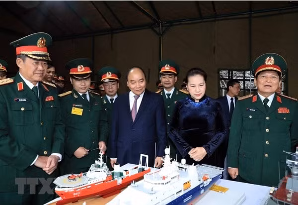 Thủ tướng Nguyễn Xuân Phúc, Chủ tịch Quốc hội Nguyễn Thị Kim Ngân và các đại biểu xem trưng bày vũ khí và khí tài. Ảnh: TTXVN