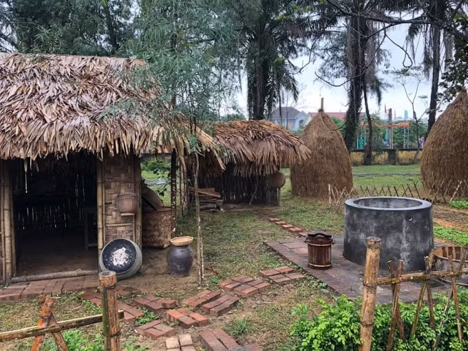 Bộ phim “Đại thi hào Nguyễn Du” được tạo dựng bối cảnh ngay trong Khu di tích Nguyễn Du, ở Tiên Điền, huyện Nghi Xuân - Hà Tĩnh.