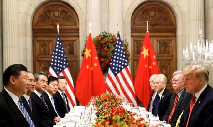 Chủ tịch Trung Quốc Tập Cận Bình (ngoài cùng bên trái) và Tổng thống Mỹ Donald Trump (ngoài cùng bên phải) cùng các cố vấn trong bữa tối làm việc sau hội nghị G20 ở Argentina.