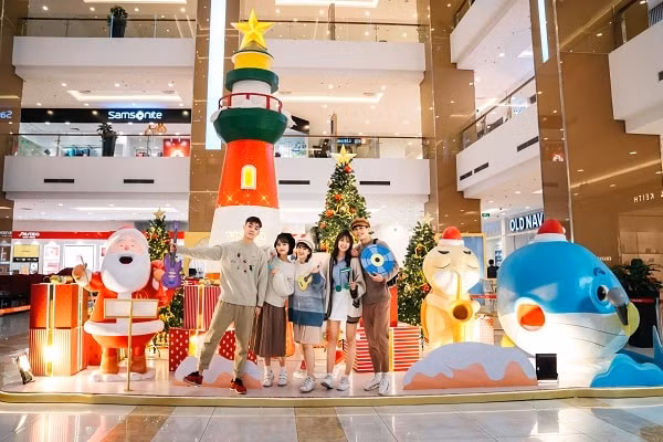 Giáng sinh từ đại diện đầy sắc màu khiến các bạn trẻ “trầm trồ” tại Vincom Center Nguyễn Chí Thanh.