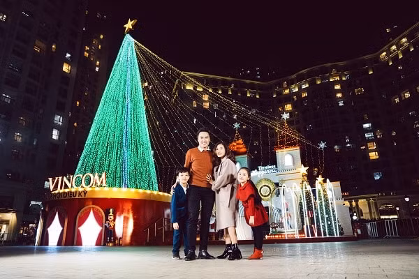 Không gian Cung điện vũ hội mang thông điệp Hạnh phúc vượt thời gian tại Vicom Mega Mall Royal City năm 2018.