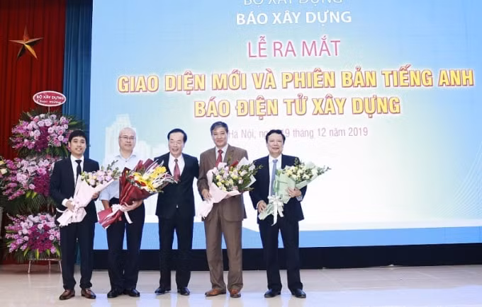 Bộ trưởng Bộ Xây dựng Phạm Hồng Hà tặng hoa chúc mừng Ban Biên tập Báo Xây dựng.