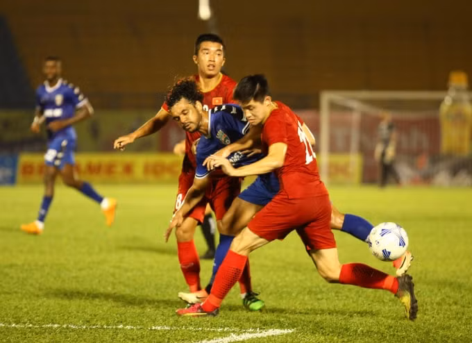 Các cầu thủ B.Bình Dương&nbsp;(xanh) cho thấy sự bản lĩnh trước các cầu thủ trẻ U20 Việt Nam.