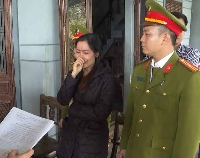 Đối tượng Nguyễn Thị Thanh Hải khóc lóc khi bị cơ quan công an bắt giữ.