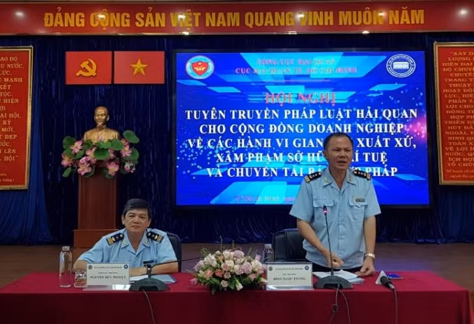 Lãnh đạo Cục Hải quan TP.HCM trao đổi thông tin