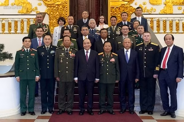 Thủ tướng Nguyễn Xuân Phúc với lãnh đạo Bộ Quốc phòng quân đội các nước ASEAN, Liên bang Nga và Trung Quốc. Ảnh: VGP