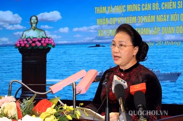 Chủ tịch Quốc hội Nguyễn Thị Kim Ngân phát biểu tại Bộ Tư lệnh Quân chủng Hải quân. Ảnh: quochoi
