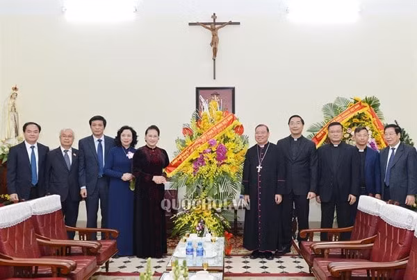 Chủ tịch Quốc hội Nguyễn Thị Kim Ngân tặng hoa chúc mừng Tòa Giám mục và Tổng Giám mục Tổng Giáo phận Hà Nội Giuse Vũ Văn Thiên. Ảnh: quochoi.vn