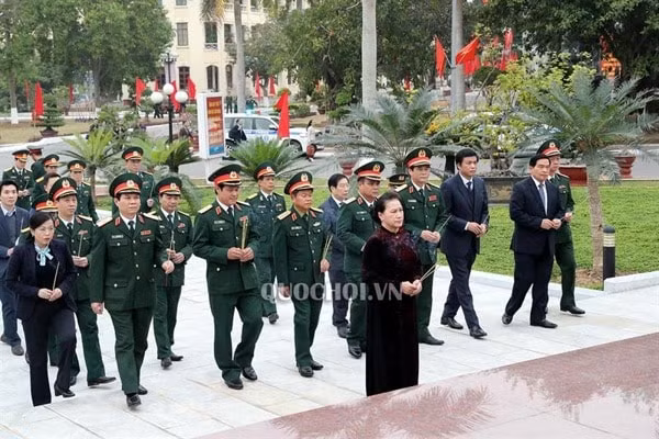 Chủ tịch Quốc hội Nguyễn Thị Kim Ngân và Đoàn công tác dâng hương tại Tượng đài Bác Hồ. Ảnh: quochoi.vn