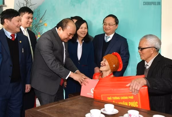 Thủ tướng Nguyễn Xuân Phúc thăm, chúc Tết người nghèo, gia đình chính sách nhân dịp Tết Nguyên đán Kỷ Hợi 2019. Ảnh: TL