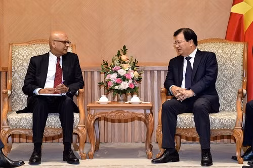 Phó Thủ tướng Trịnh Đình Dũng và Giám đốc khu vực Đông Á, Thái Bình Dương phụ trách cơ sở hạ tầng của WB, ông Ranjit Lamech - Ảnh: VGP