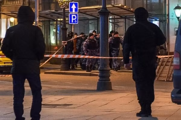 Cảnh sát Nga bên ngoài trụ sở FSB tại Moscow. Ảnh: CNN.
