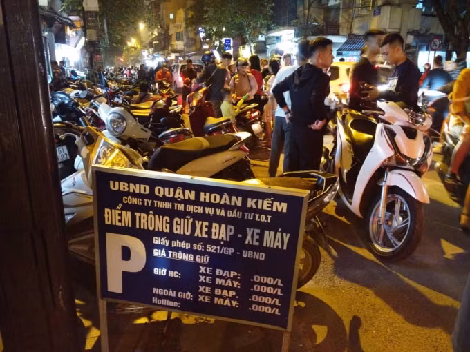 Nhiều điểm trông giữ xe máy, xe đạp tại khu vực quận Hoàn Kiếm thu phí gấp nhiều lần quy định.